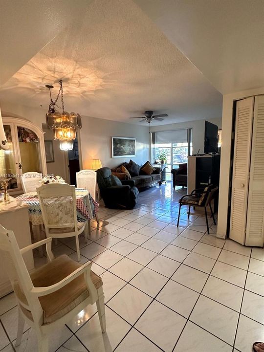 待售: $285,000 (2 贝兹, 2 浴室, 892 平方英尺)