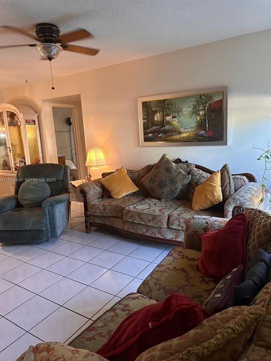 待售: $285,000 (2 贝兹, 2 浴室, 892 平方英尺)