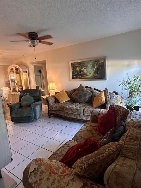 待售: $285,000 (2 贝兹, 2 浴室, 892 平方英尺)