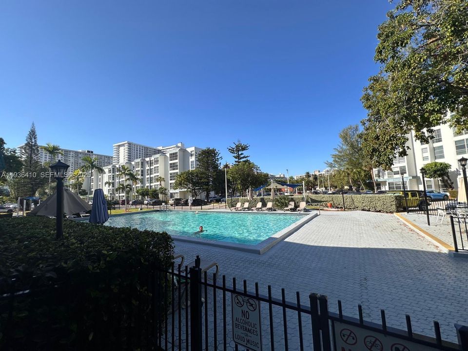 待售: $285,000 (2 贝兹, 2 浴室, 892 平方英尺)