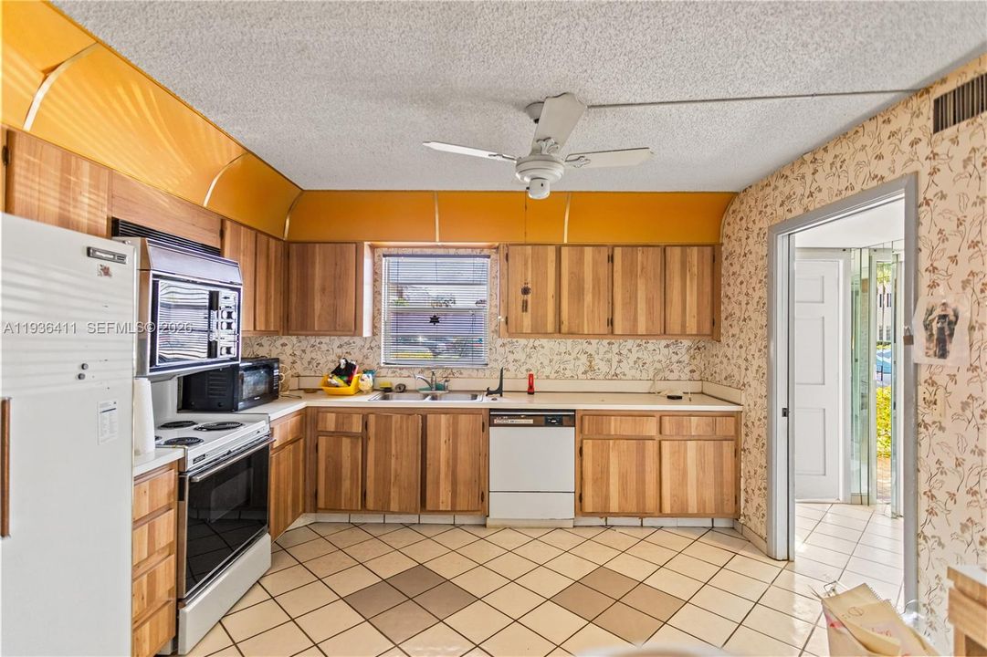 На продажу: $179,900 (2 спален, 2 ванн, 1459 Квадратных фут)