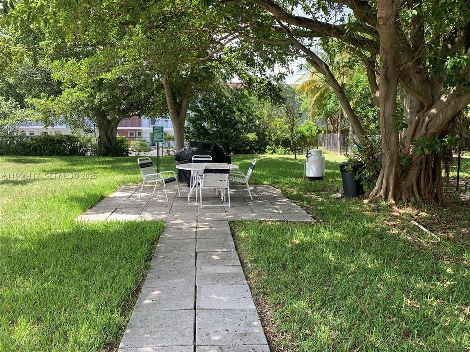 For Rent: $3,650 (1 beds, 1 baths, 850 Square Feet)