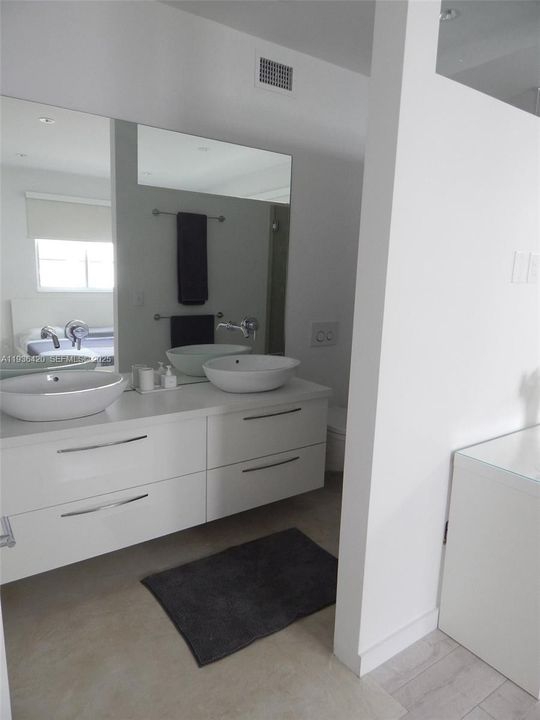 For Rent: $3,500 (2 beds, 2 baths, 1080 Square Feet)