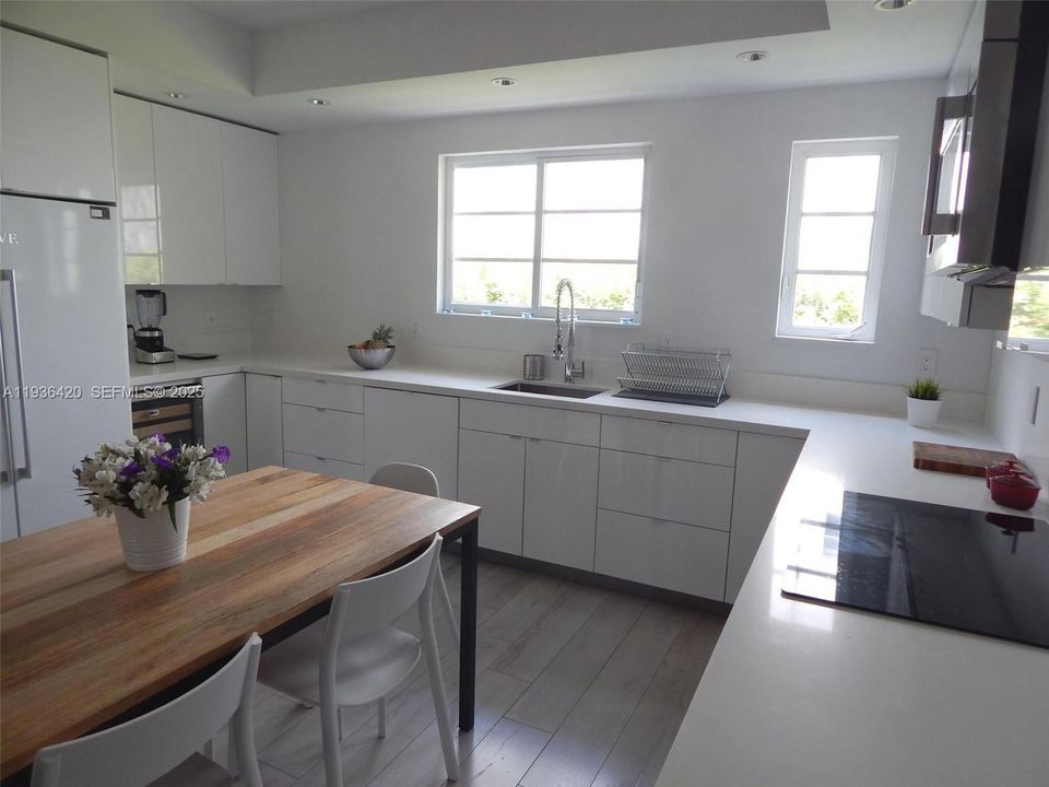 For Rent: $3,500 (2 beds, 2 baths, 1080 Square Feet)