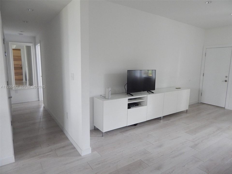 For Rent: $3,500 (2 beds, 2 baths, 1080 Square Feet)