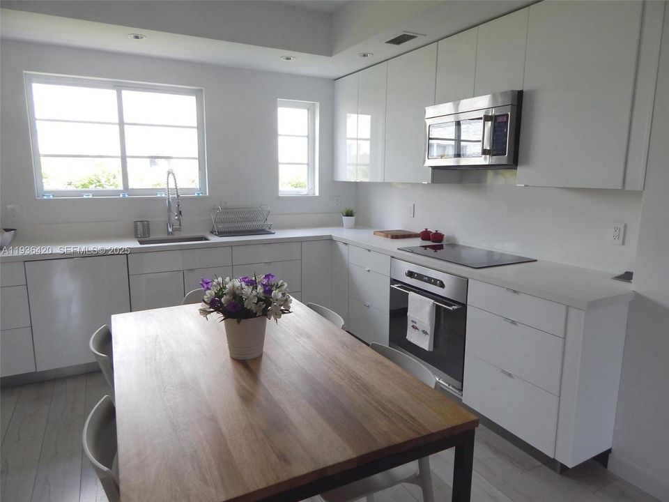 For Rent: $3,500 (2 beds, 2 baths, 1080 Square Feet)