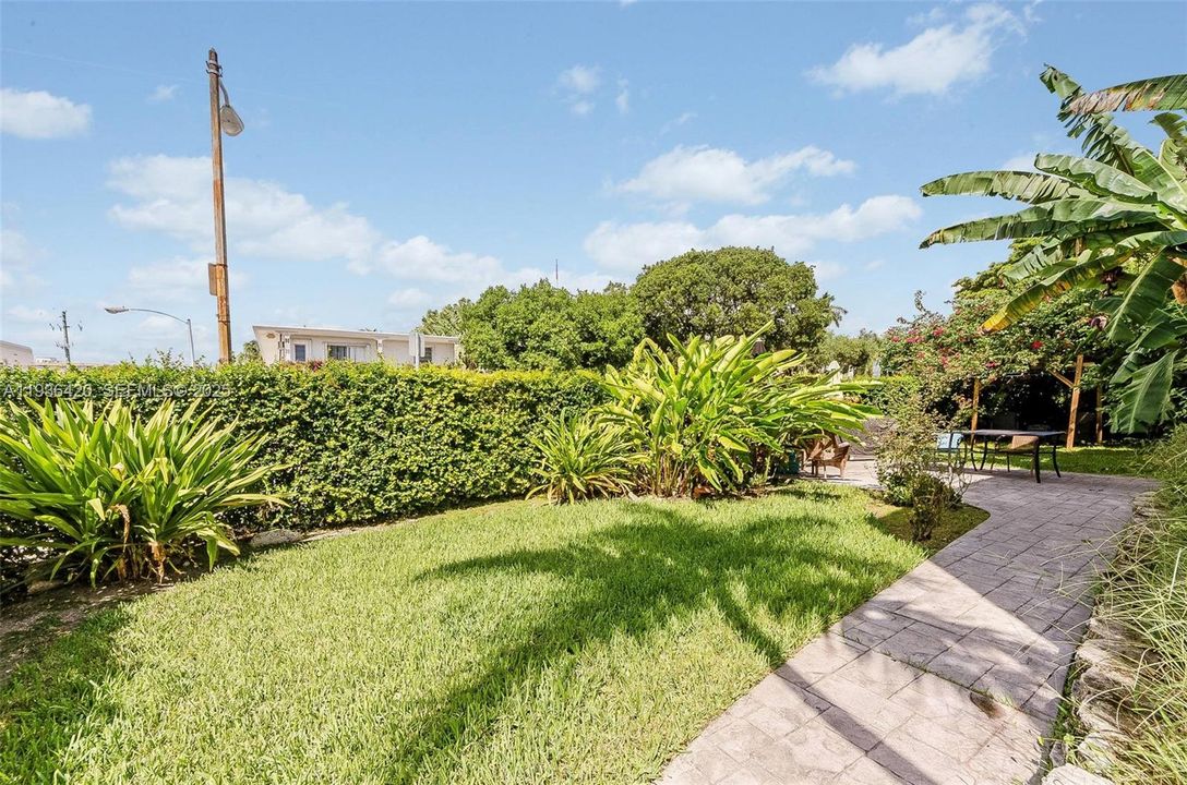 For Rent: $3,500 (2 beds, 2 baths, 1080 Square Feet)