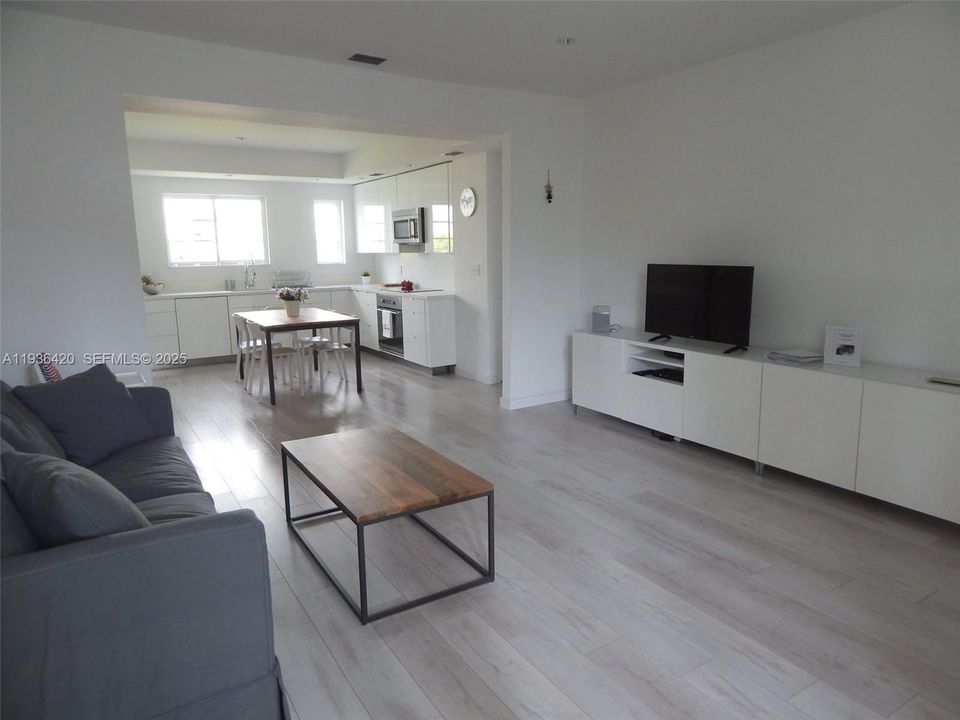 For Rent: $3,500 (2 beds, 2 baths, 1080 Square Feet)