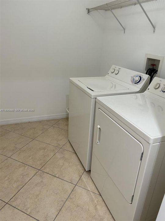 For Rent: $2,380 (1 beds, 1 baths, 704 Square Feet)
