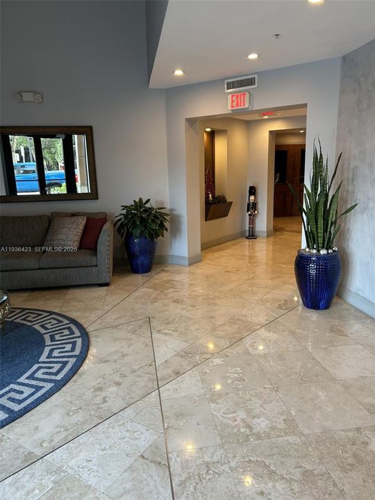 For Rent: $2,380 (1 beds, 1 baths, 704 Square Feet)