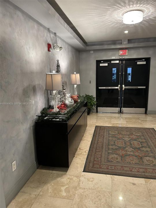 For Rent: $2,380 (1 beds, 1 baths, 704 Square Feet)