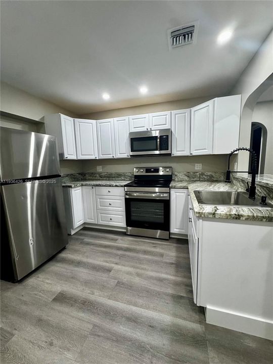 For Rent: $3,199 (3 beds, 1 baths, 928 Square Feet)