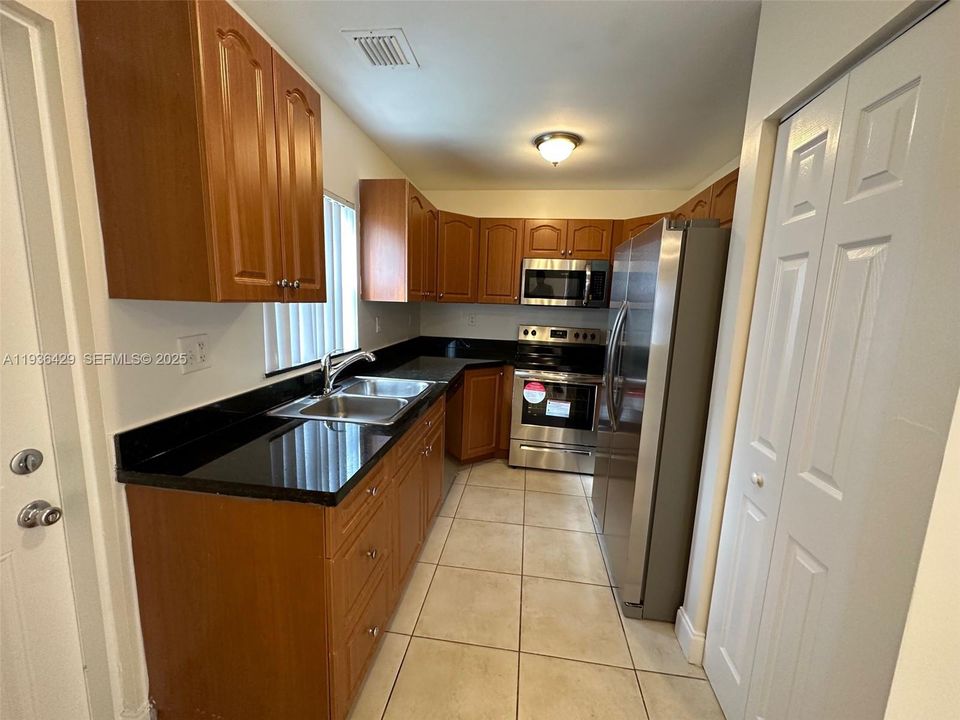 出租: $2,350 (2 贝兹, 2 浴室, 1250 平方英尺)