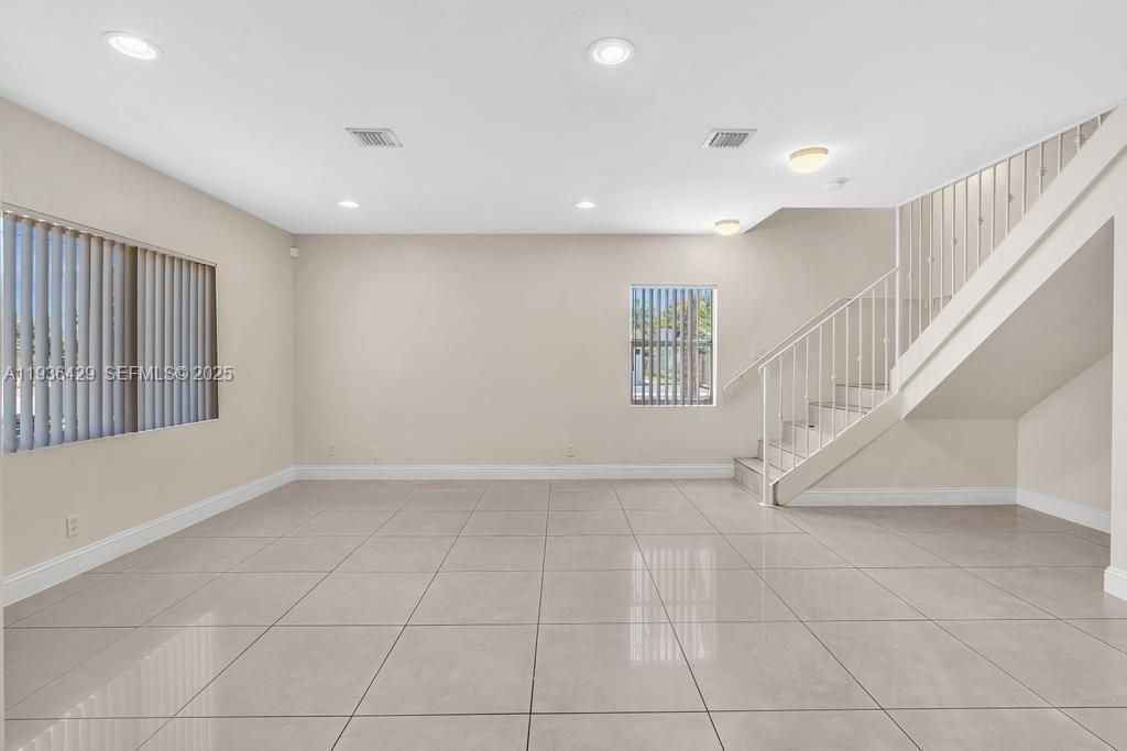 出租: $2,350 (2 贝兹, 2 浴室, 1250 平方英尺)