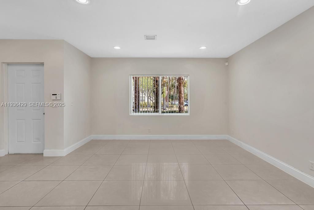 出租: $2,350 (2 贝兹, 2 浴室, 1250 平方英尺)