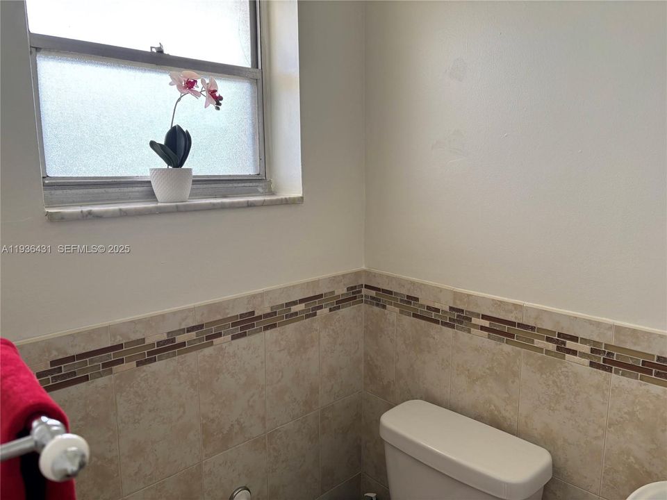 Guest 1/2 bathroom