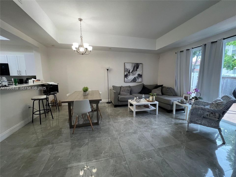 For Sale: $476,000 (2 beds, 2 baths, 1352 Square Feet)