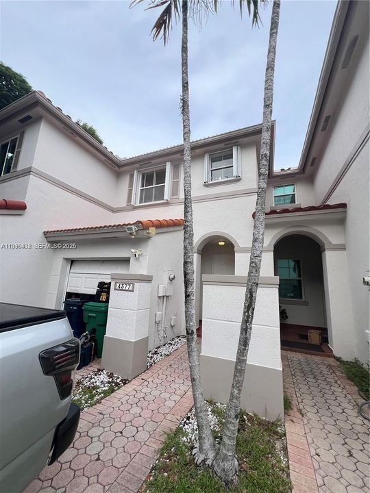 For Sale: $476,000 (2 beds, 2 baths, 1352 Square Feet)