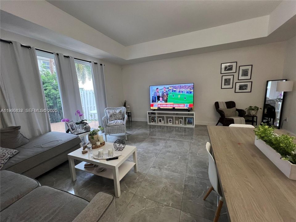 For Sale: $476,000 (2 beds, 2 baths, 1352 Square Feet)