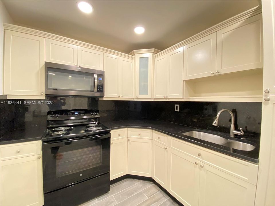 出租: $2,350 (2 贝兹, 2 浴室, 870 平方英尺)