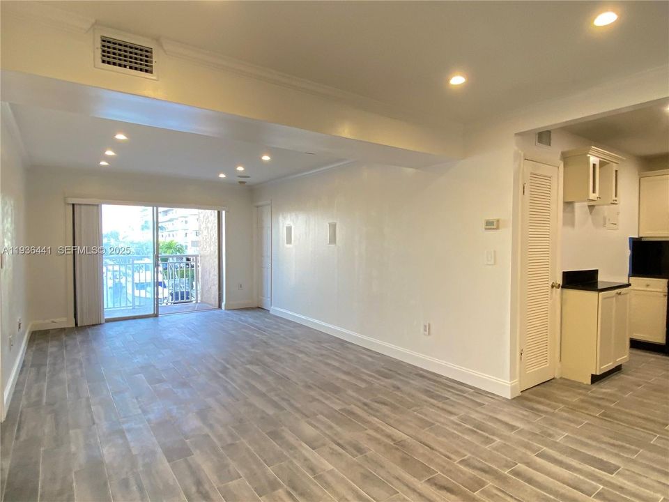 出租: $2,350 (2 贝兹, 2 浴室, 870 平方英尺)