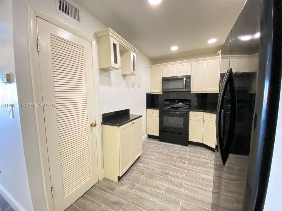 出租: $2,350 (2 贝兹, 2 浴室, 870 平方英尺)