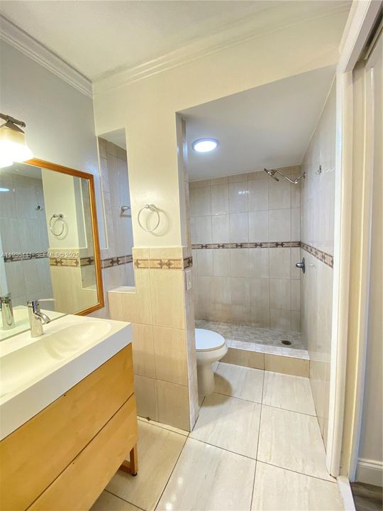 出租: $2,350 (2 贝兹, 2 浴室, 870 平方英尺)