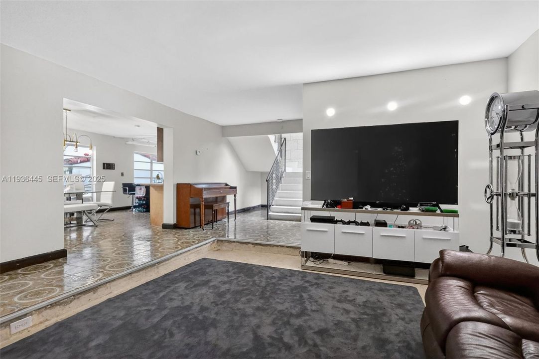 For Rent: $4,850 (5 beds, 2 baths, 3526 Square Feet)