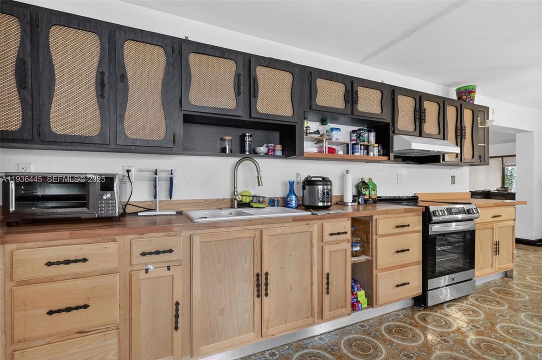 For Rent: $4,850 (5 beds, 2 baths, 3526 Square Feet)