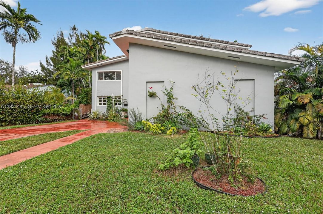 For Rent: $4,850 (5 beds, 2 baths, 3526 Square Feet)