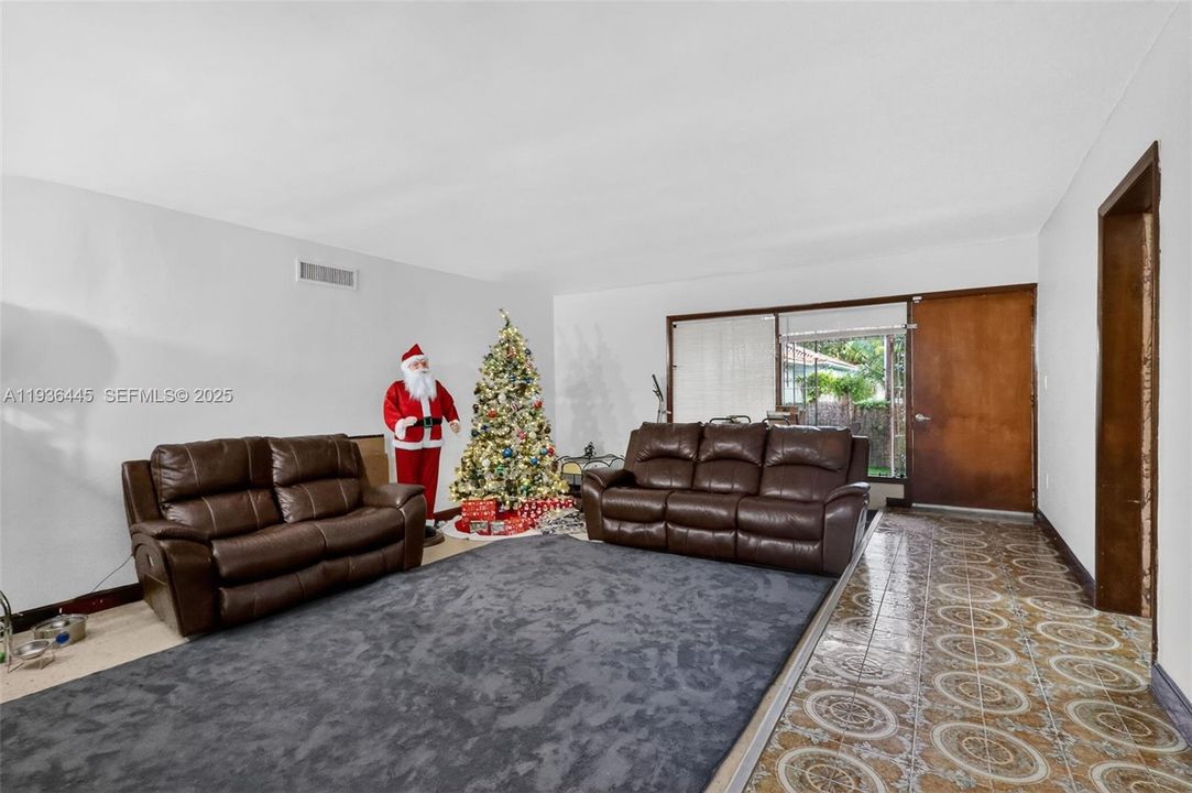 For Rent: $4,850 (5 beds, 2 baths, 3526 Square Feet)