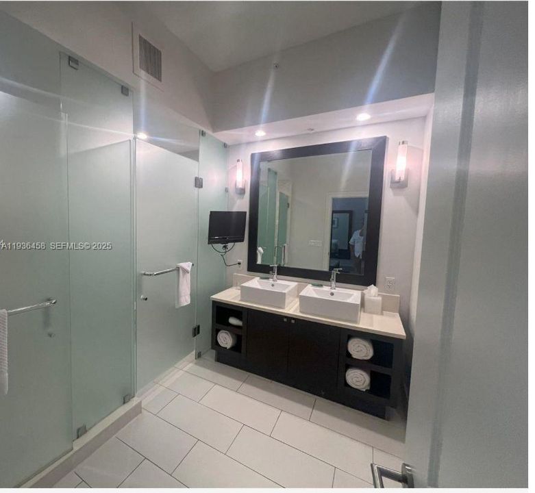 На продажу: $140,000 (1 спален, 2 ванн, 1070 Квадратных фут)