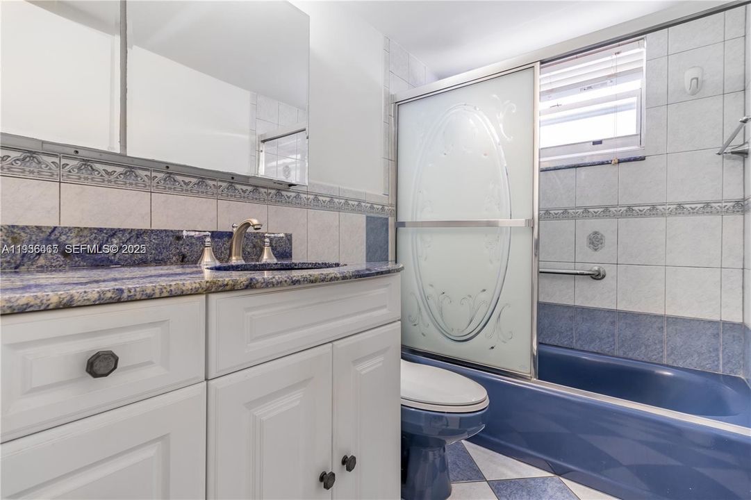 For Sale: $280,000 (1 beds, 1 baths, 717 Square Feet)