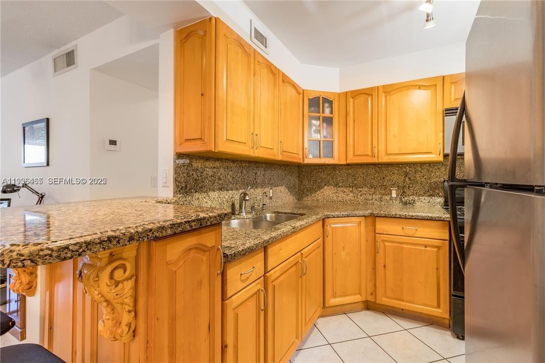 For Sale: $280,000 (1 beds, 1 baths, 717 Square Feet)