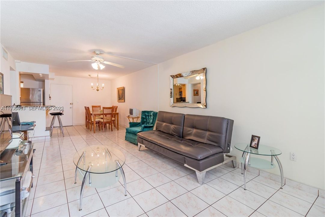 For Sale: $280,000 (1 beds, 1 baths, 717 Square Feet)