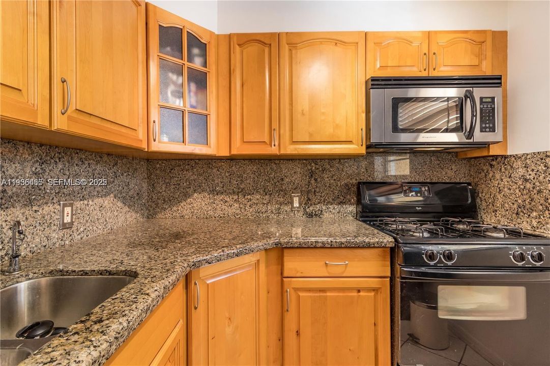 For Sale: $280,000 (1 beds, 1 baths, 717 Square Feet)