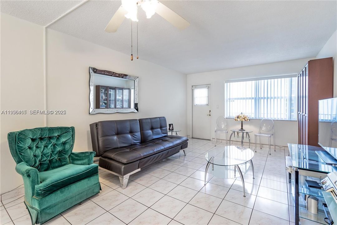 For Sale: $280,000 (1 beds, 1 baths, 717 Square Feet)