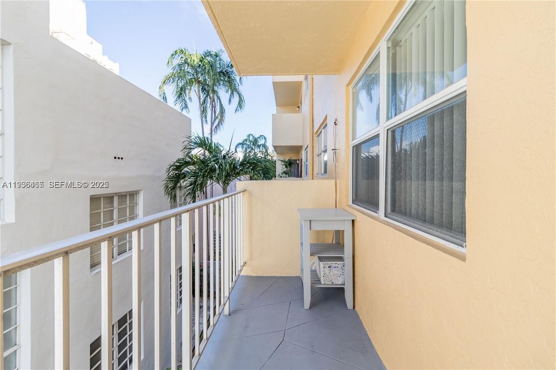 For Sale: $280,000 (1 beds, 1 baths, 717 Square Feet)