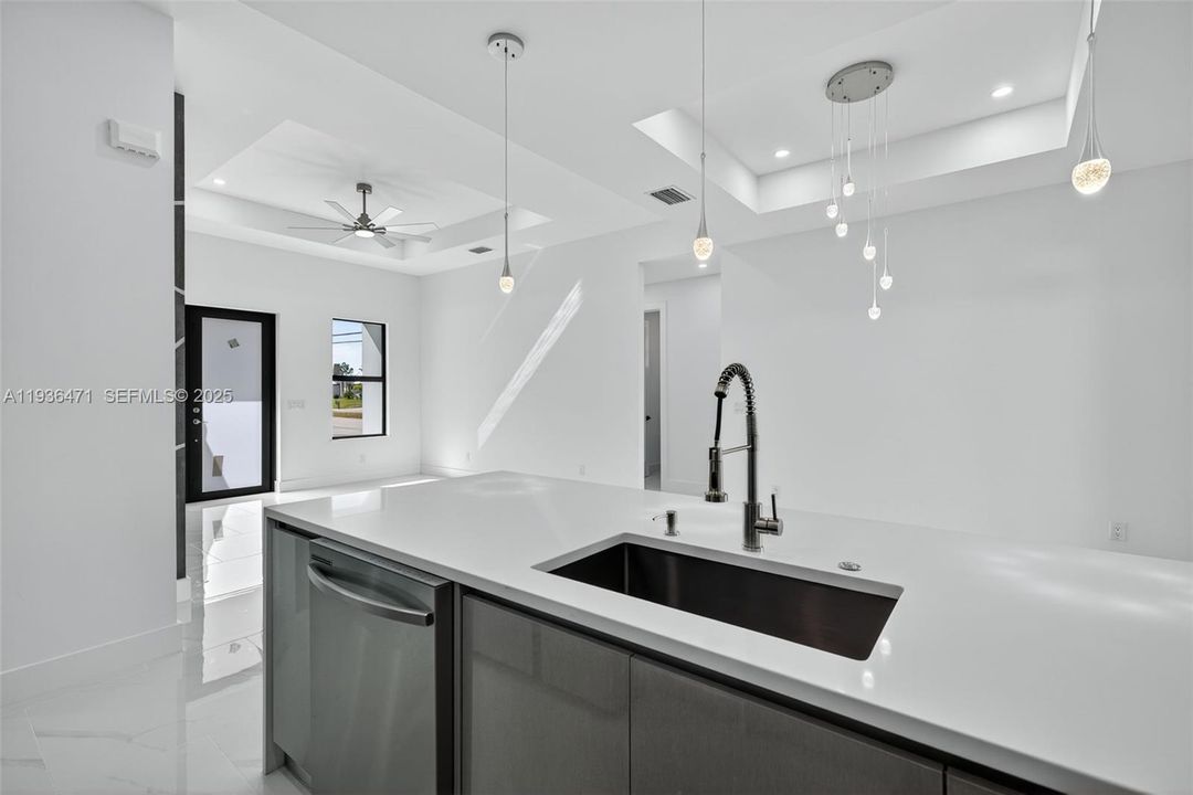 На продажу: $375,000 (3 спален, 2 ванн, 1420 Квадратных фут)