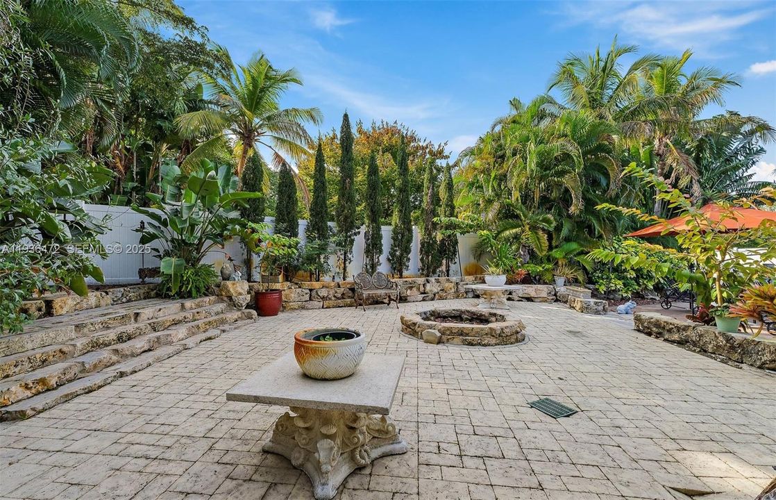 For Sale: $1,395,000 (5 beds, 3 baths, 4555 Square Feet)