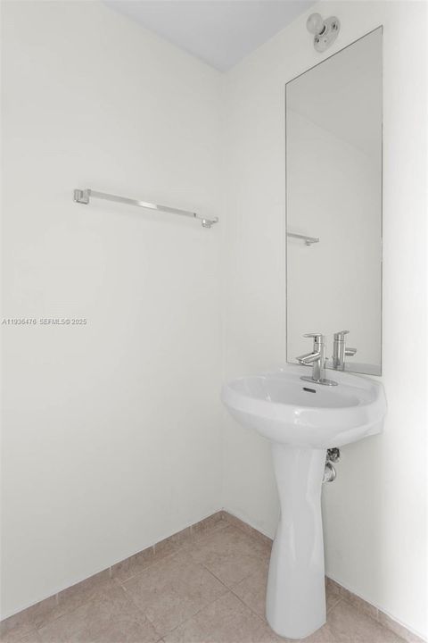 For Sale: $420,000 (1 beds, 1 baths, 705 Square Feet)