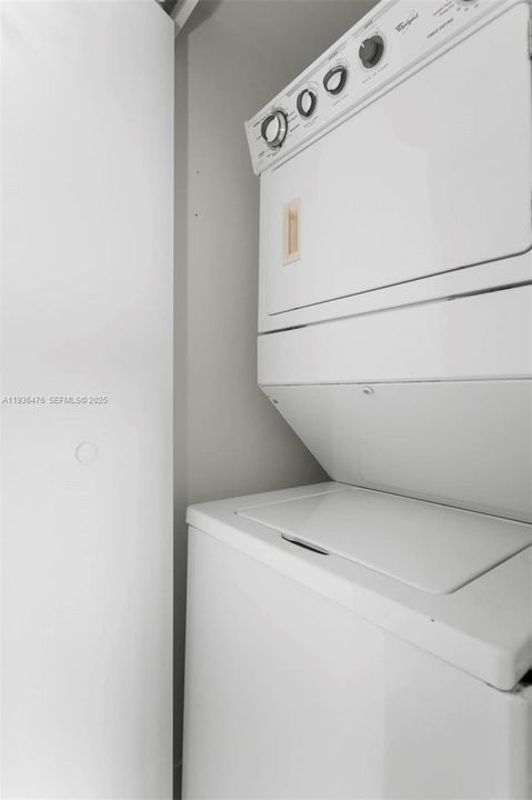 For Sale: $420,000 (1 beds, 1 baths, 705 Square Feet)