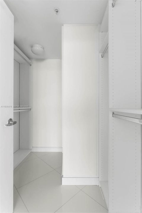 For Sale: $420,000 (1 beds, 1 baths, 705 Square Feet)