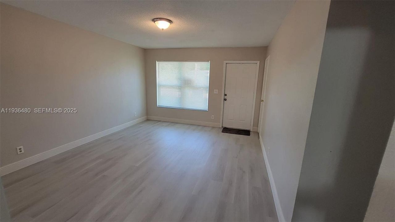 出租: $2,750 (3 贝兹, 1 浴室, 1000 平方英尺)