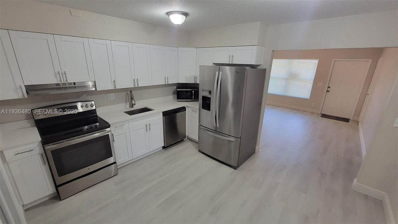 出租: $2,750 (3 贝兹, 1 浴室, 1000 平方英尺)