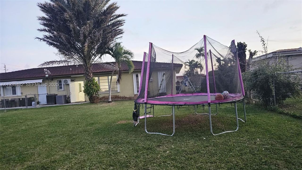 出租: $2,600 (2 贝兹, 1 浴室, 2796 平方英尺)