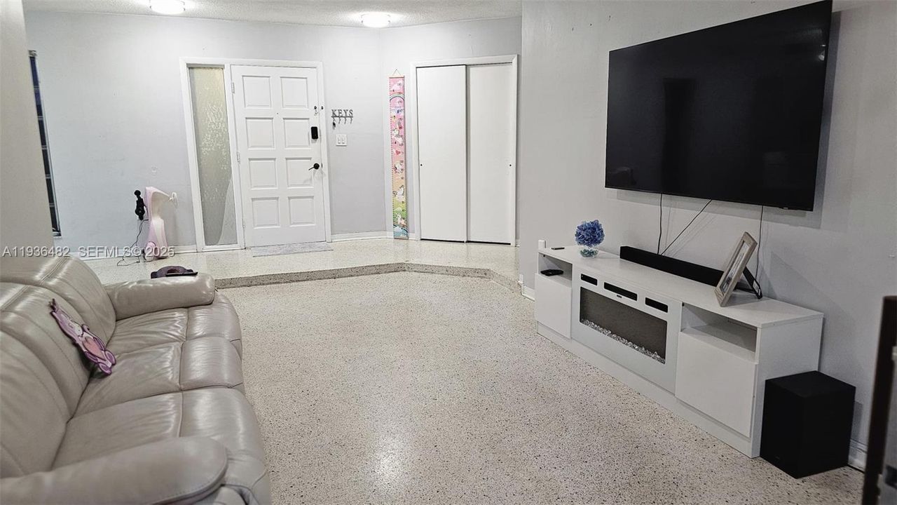 出租: $2,600 (2 贝兹, 1 浴室, 2796 平方英尺)