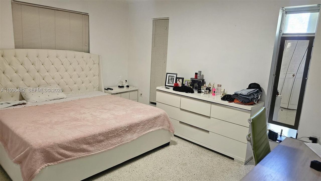 出租: $2,600 (2 贝兹, 1 浴室, 2796 平方英尺)