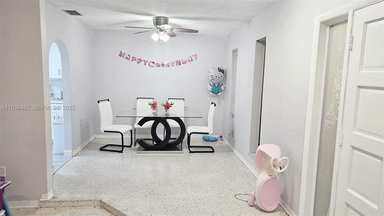 出租: $2,600 (2 贝兹, 1 浴室, 2796 平方英尺)