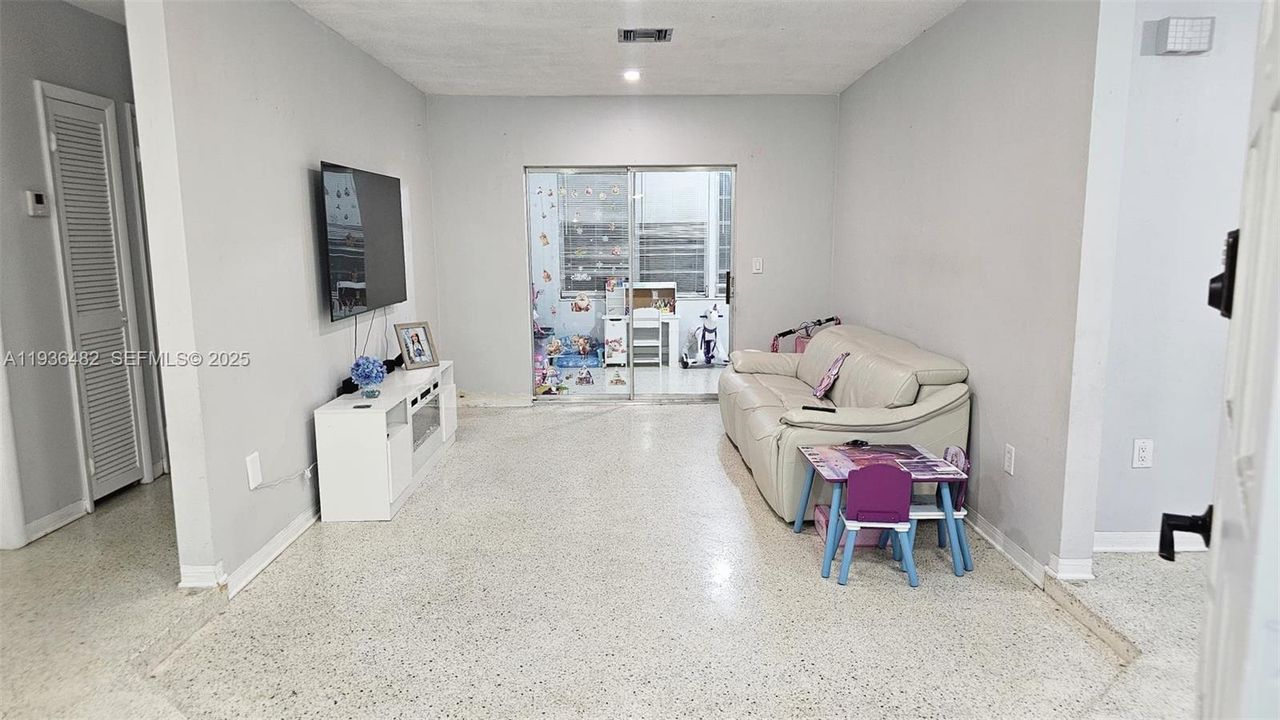 出租: $2,600 (2 贝兹, 1 浴室, 2796 平方英尺)